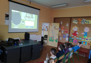 Dzieci oglądają prezentację na temat bezpiecznego Internetu.